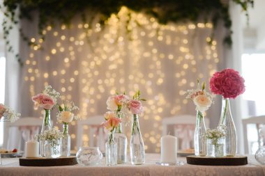 Düğün süslemeleri otelin içinde.