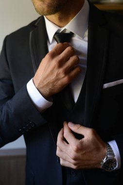 Yakışıklı işadamı işe hazırlanıyor.. 