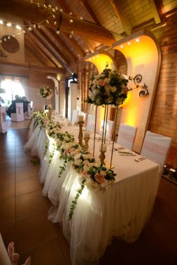Düğün süslemeleri otelin içinde.