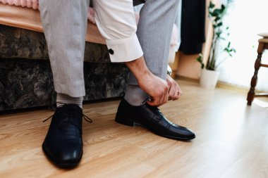 Yakışıklı işadamı işe hazırlanıyor.. 