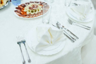 Düğün süslemeleri otelin içinde.