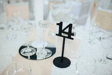 Düğün süslemeleri otelin içinde.