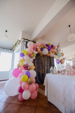 Özel bir çocukluk olayı ve balonlar için tatlı bir masa.