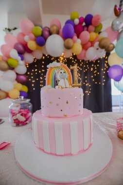 Özel bir çocukluk olayı ve balonlar için kocaman güzel bir pasta.