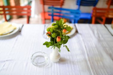 Düğün süslemeleri otelin içinde.