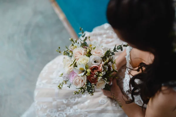 Belle Mariée Avec Bouquet Nuptial Dans Les Mains — Photo