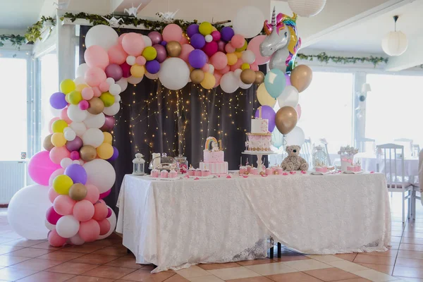 Γλυκό Τραπέζι Για Μια Ειδική Παιδική Εκδήλωση Και Μπαλόνια — Φωτογραφία Αρχείου