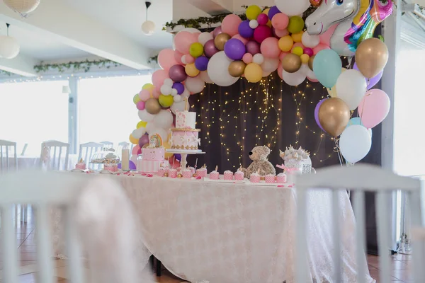 Özel Bir Çocukluk Olayı Balonlar Için Tatlı Bir Masa — Stok fotoğraf