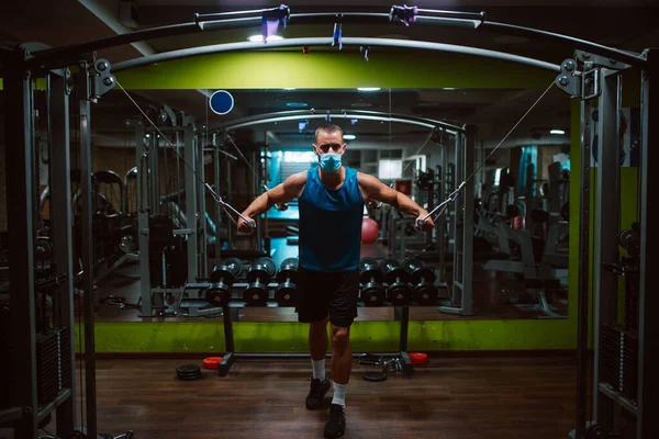 Молодой Мускулистый Фитнес Человек Медицинской Маской Делает Тяжелые Упражнения Веса — стоковое фото