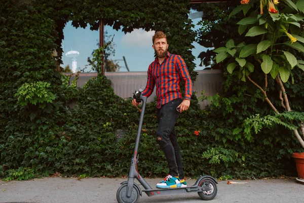 Knappe Man Paardrijden Elektrische Scooter Stad — Stockfoto