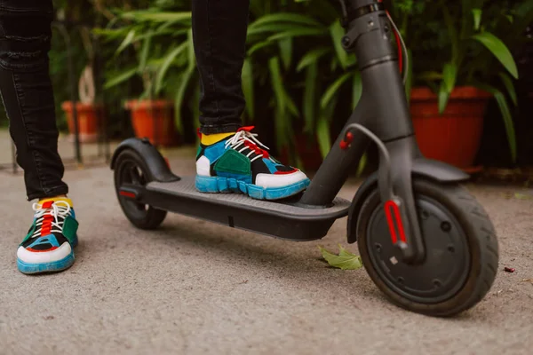 Man Rijden Elektrische Scooter Stad — Stockfoto