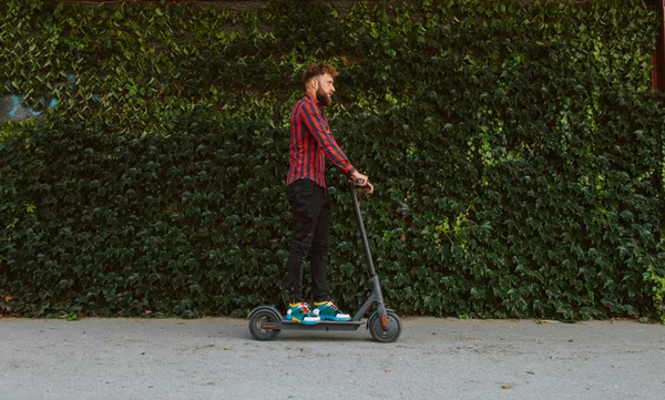 Knappe Man Paardrijden Elektrische Scooter Stad — Stockfoto