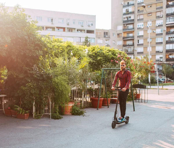 Knappe Man Paardrijden Elektrische Scooter Stad — Stockfoto