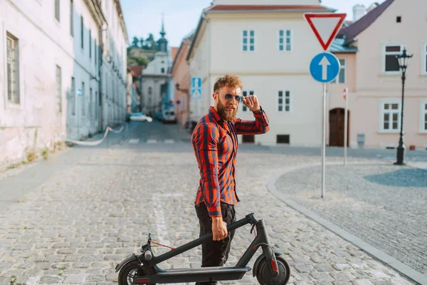 Knappe Man Paardrijden Elektrische Scooter Stad — Stockfoto