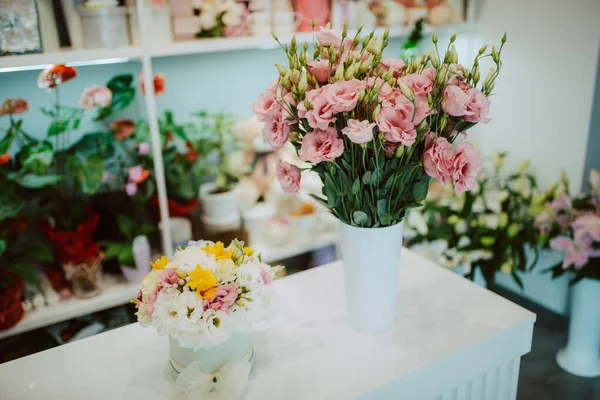 Крупним Планом Стіл Якому Розташований Букет Живих Квітів Квітковому Магазині — стокове фото
