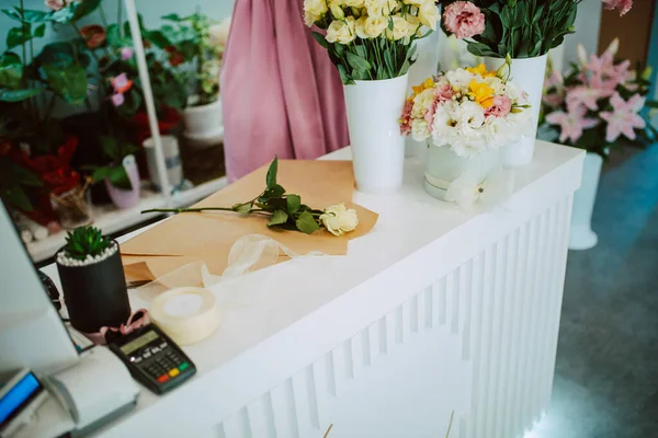 Крупним Планом Стіл Якому Розташований Букет Живих Квітів Квітковому Магазині — стокове фото