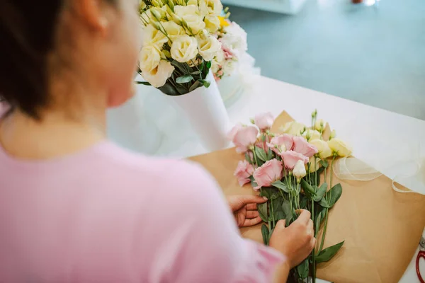 분홍색 코카서스 여인이 가게에 꽃다발을 놓는다 꽃다발을 만드는 — 스톡 사진
