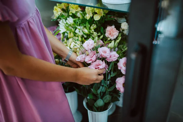 Руки Кавказької Квіткової Жінки Рожевій Сукні Влаштовує Букет Квітів Квітковому — стокове фото