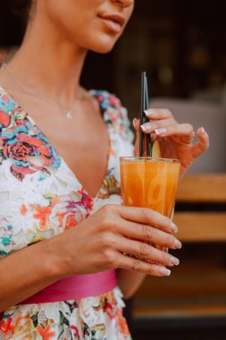 Yazın kokteyl içen güzel bir kadın