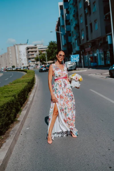 Jovem Bela Mulher Elegante Vestido Verão Cidade — Fotografia de Stock