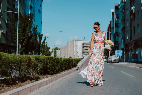 Jong Mooi Stijlvol Blank Vrouw Model Zomer Jurk Met Bloem — Stockfoto