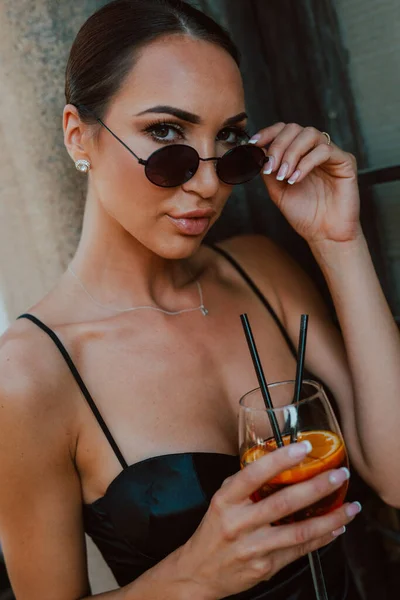 Porträt Einer Jungen Schönen Frau Mit Sonnenbrille Und Einem Cocktail — Stockfoto