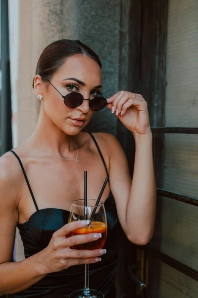 Porträt Einer Jungen Schönen Frau Mit Sonnenbrille Und Einem Cocktail — Stockfoto