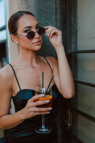 Retrato Uma Jovem Mulher Bonita Com Óculos Sol Coquetel Mão — Fotografia de Stock