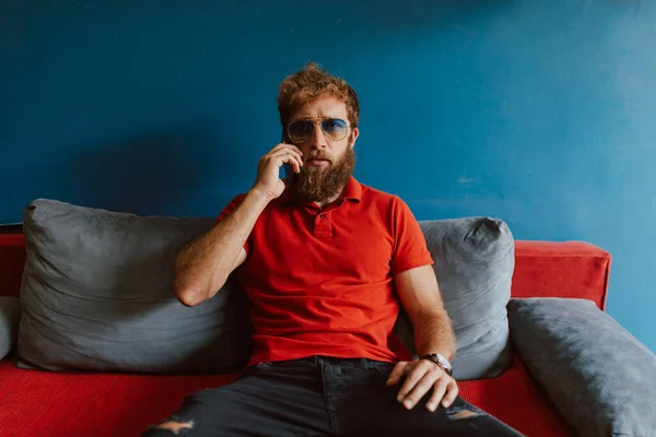 Young Caucasian Man Red Shirt Sitting Waiting Room Hairdresser Using — Stock Photo, Image