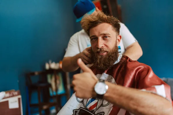 Peluquero Cortar Pelo Hombre Caucásico Joven Hacer Nuevo Peinado —  Fotos de Stock