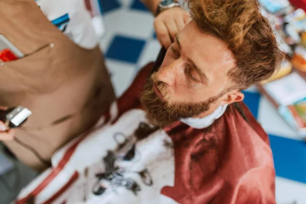 Cerca Las Manos Barbero Recortando Barba Joven Caucásico Barba Peinado —  Fotos de Stock