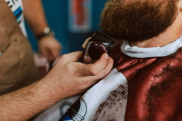 Primer Plano Las Manos Peluquero Cortando Pelo Joven Caucásico Hacer —  Fotos de Stock