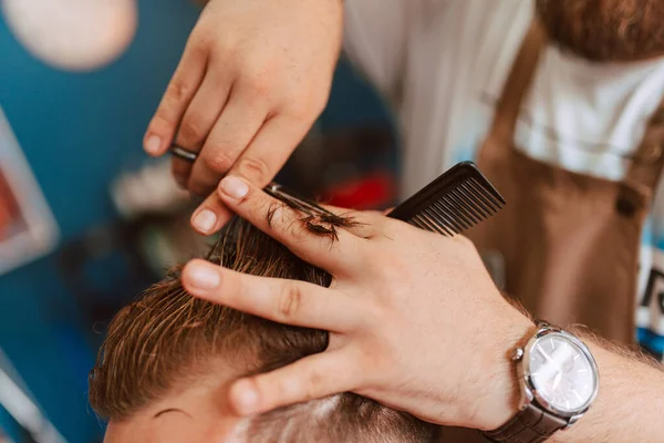 Primer Plano Las Manos Peluquero Cortando Pelo Joven Caucásico Hacer —  Fotos de Stock