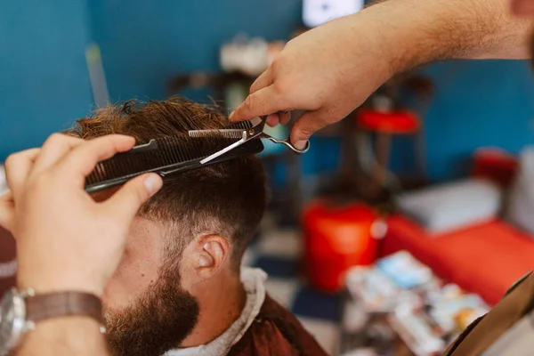 Närbild Händerna Frisör Som Trimmar Ung Kaukasisk Mans Skägg Nytt — Stockfoto