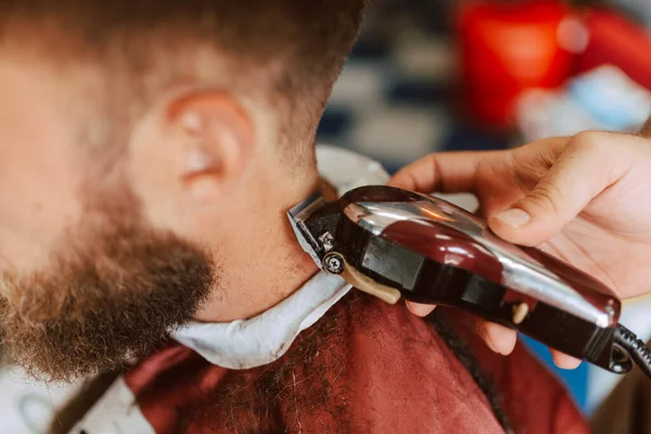 Cerca Las Manos Barbero Recortando Barba Joven Caucásico Barba Peinado —  Fotos de Stock