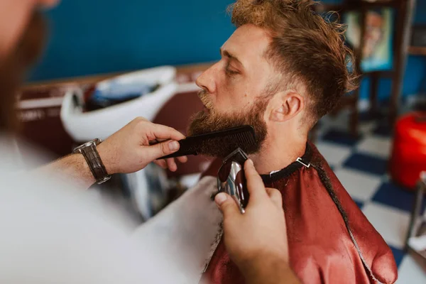 Cerca Las Manos Barbero Recortando Barba Joven Caucásico Barba Peinado —  Fotos de Stock