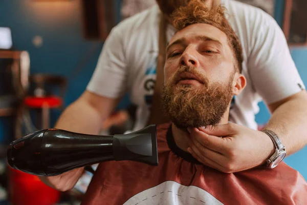 Cerca Las Manos Barbero Recortando Barba Joven Caucásico Barba Peinado —  Fotos de Stock