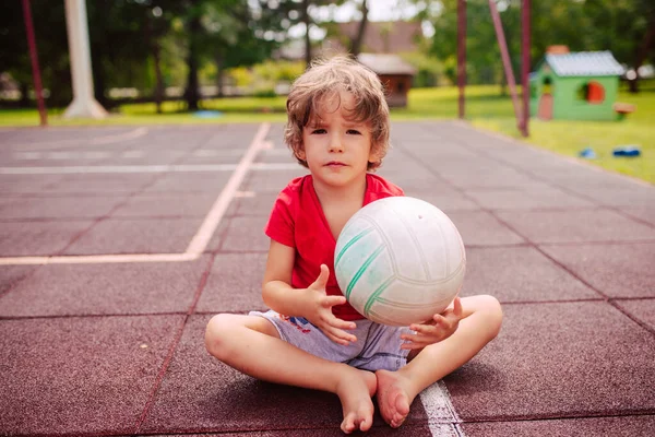 Portretul Unui Baietel Caucazian Care Sta Teren Tenis — Fotografie, imagine de stoc