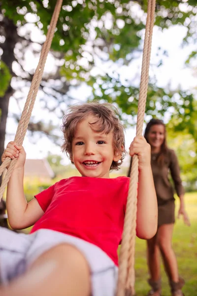 Lindo Chico Caucásico Una Camiseta Roja Balancea Columpio Parque — Foto de Stock