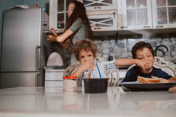 Красива Біла Мати Двоє Синів Снідають Столом Кухні Мати Діти — стокове фото