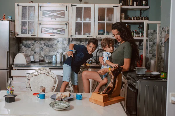 Vacker Mamma Klänning Med Sina Två Söner Står Köket Frukosten — Stockfoto