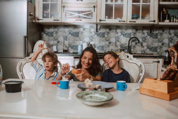 Красива Біла Мати Двоє Синів Снідають Столом Кухні Мати Діти — стокове фото