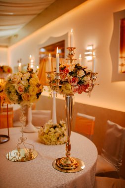 Özel bir gün için güzel bir masa dekorasyonu. Dekoratif çiçekler ve mumlar