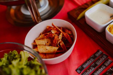 Makarna ve sebzeli lezzetli kase.