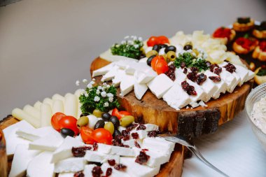 Etkinlikte bir panoda çeşitli peynir türleri servis edildi. Parti konukları için püre