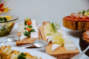 Etkinlikte bir panoda çeşitli peynir türleri servis edildi. Parti konukları için püre