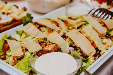 Etkinlikte bir panoda çeşitli peynir türleri servis edildi. Parti konukları için püre