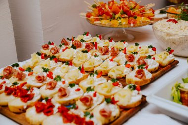 Kutlamada tabakta servis edilen küçük kanepeli sandviçler. Misafirler için atıştırmalık