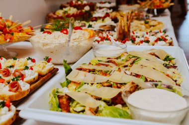 Etkinlikte bir panoda çeşitli peynir türleri servis edildi. Parti konukları için püre