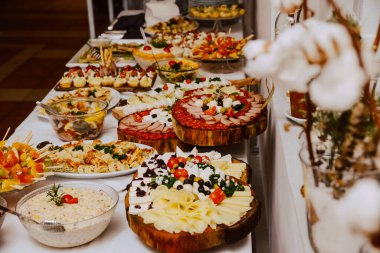 Kutlamada tabakta servis edilen yemekli masa. Misafirler için atıştırmalık